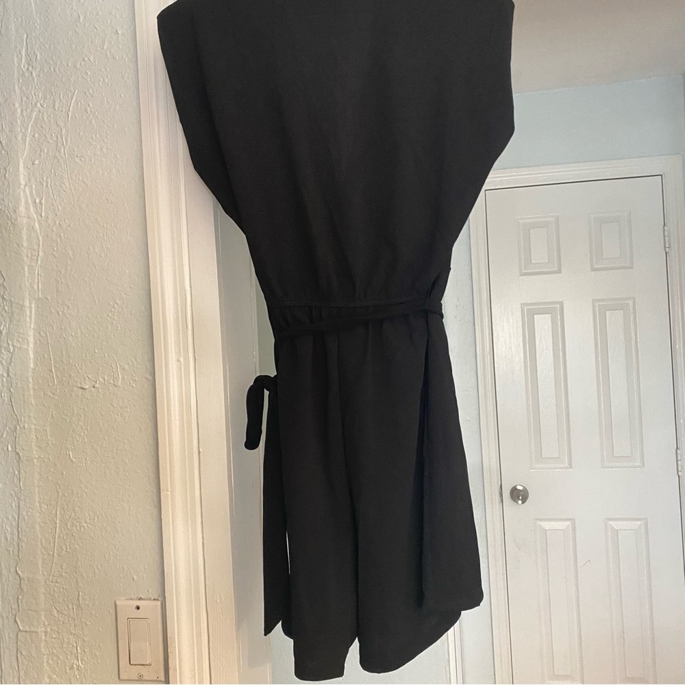 Emma & Michele Black Sleeveless romper tie waist size large shoulder padding - Picture 4 of 5